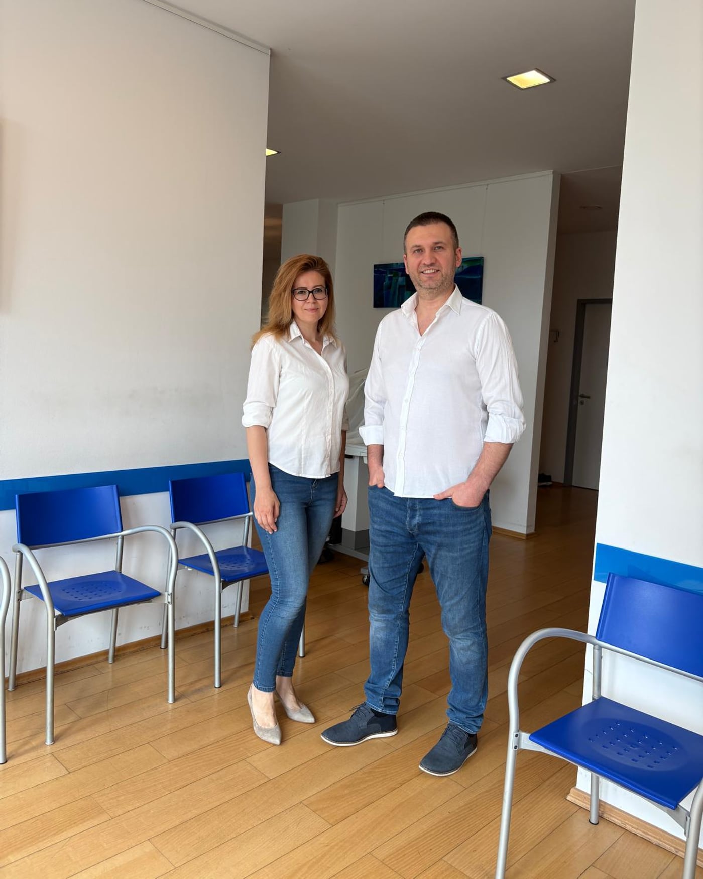 Selin Chavushoglu und Svetlin Hristov, Fachärztin und Facharzt für Augenheilkunde, gemeinsam in den Praxisräumen des MVZ Augenärzte Kurt-Schumacher-Straße